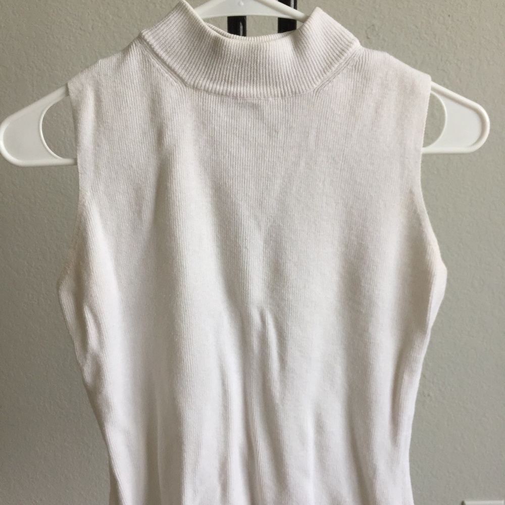 Sleeveless Mid-Rise Turtleneck